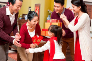 Nếp văn hóa tặng quà tết cho người thân
